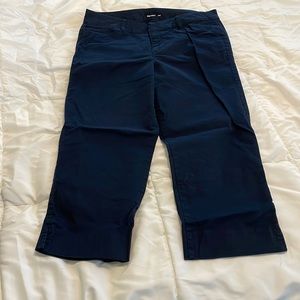 NWOT Old Navy pixie crop pants, size 8. Perfect staple piece in classic navy!